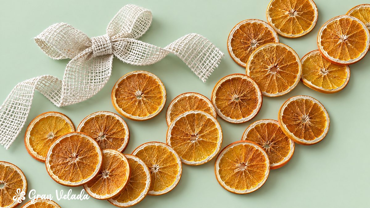 Rodajas de naranja y cinta de yute para esta manualidad