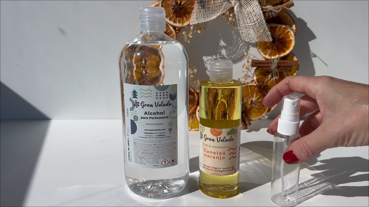 Alcohol para perfumería, esencia aromática canela naranja y botella con pulverizador junto a la corona