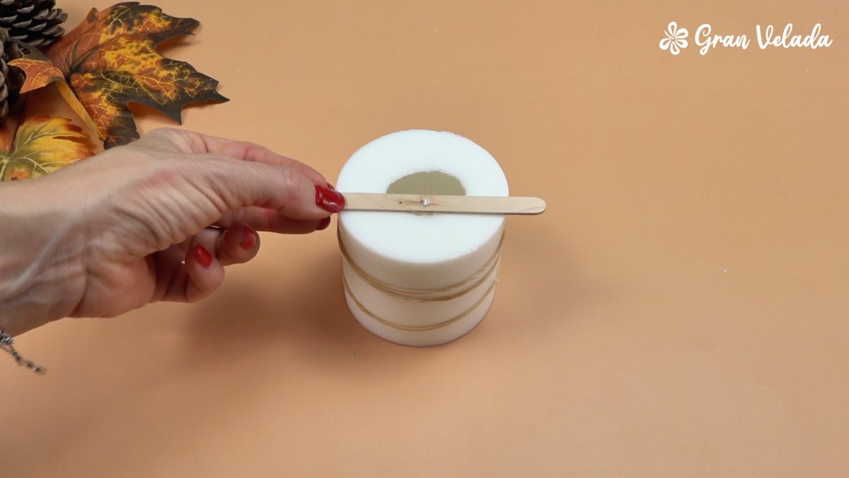 Mecha de la piña sujeta con un soporte de madera