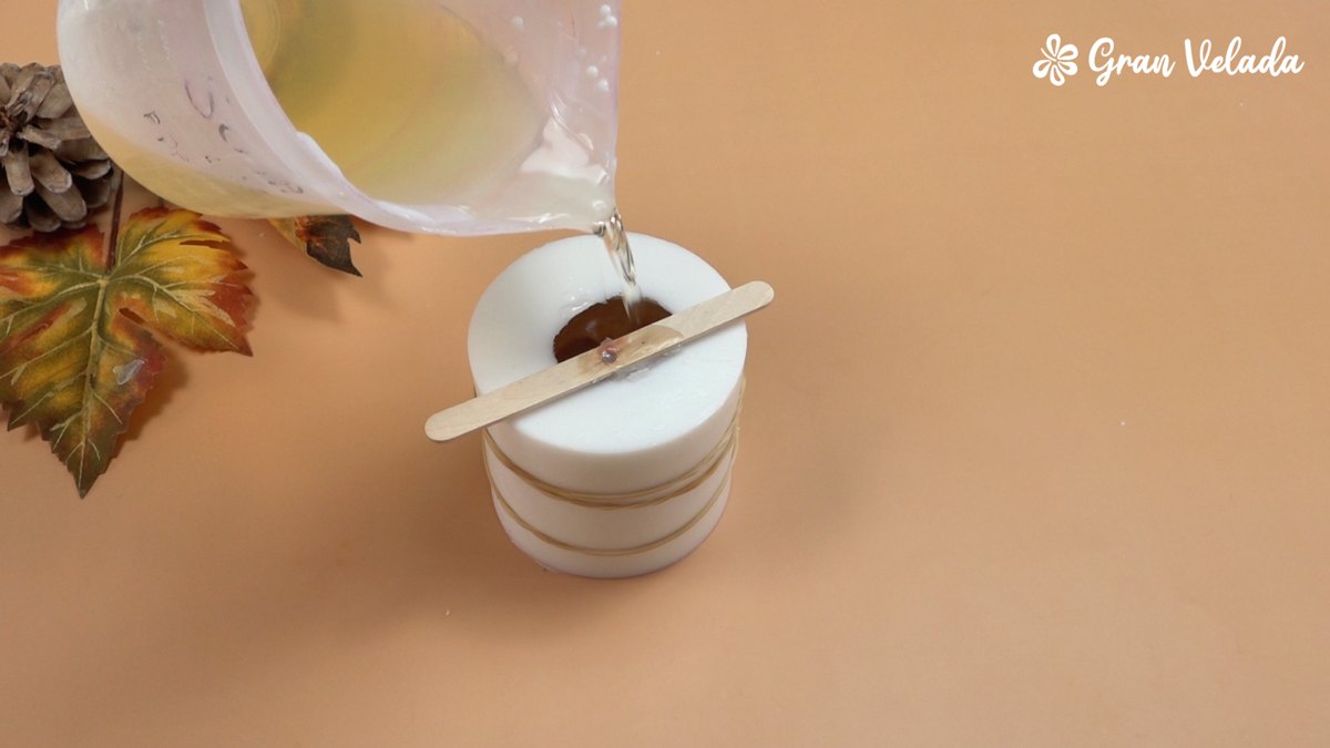 Relleno de la bellota con cera natural
