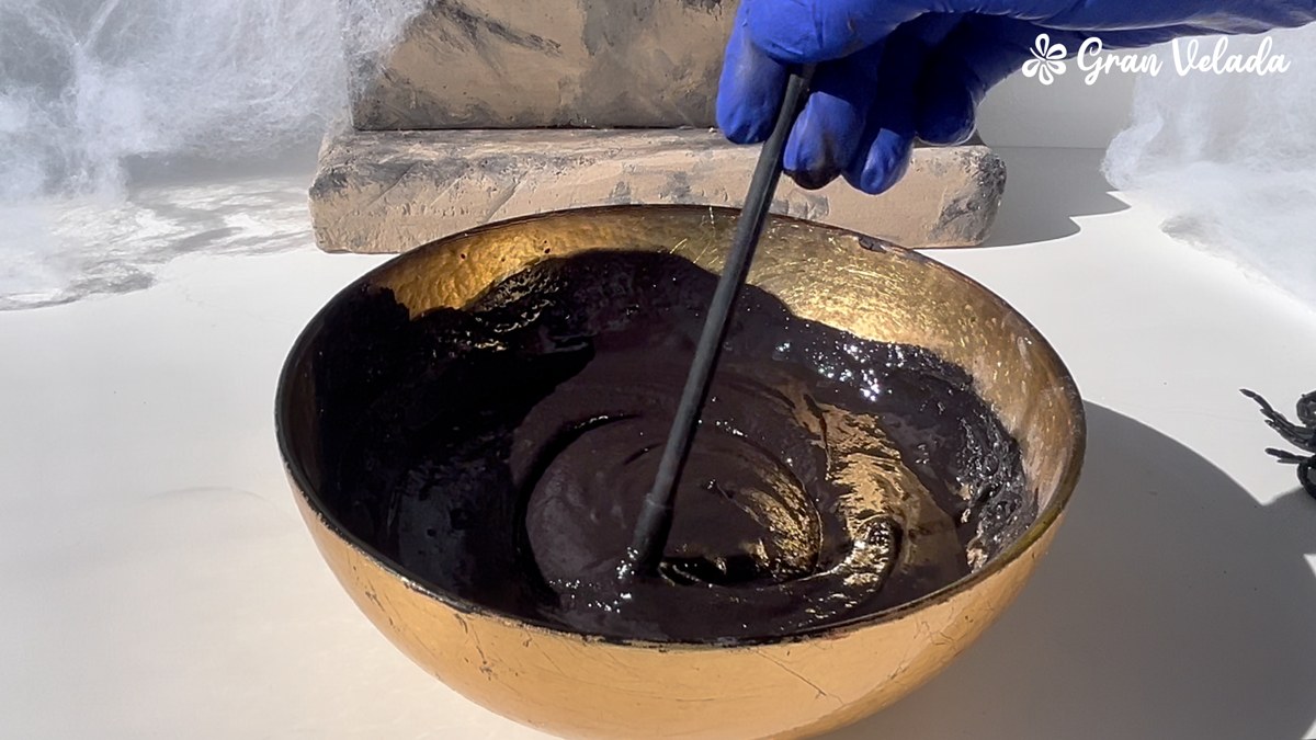Añade el agua y mezcla