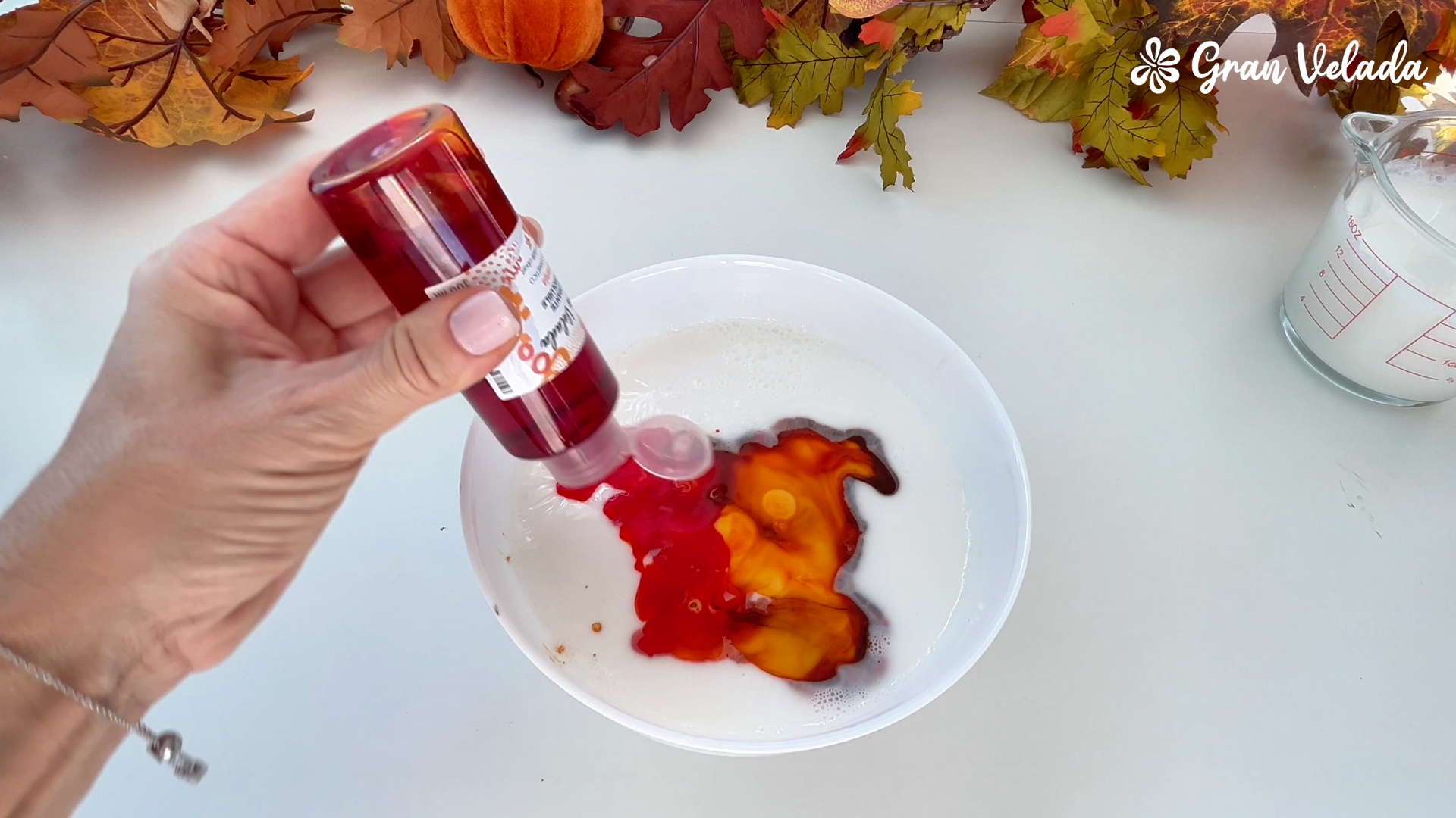 Añadiendo colorante naranja a la base del jabón Pumpkin Spice
