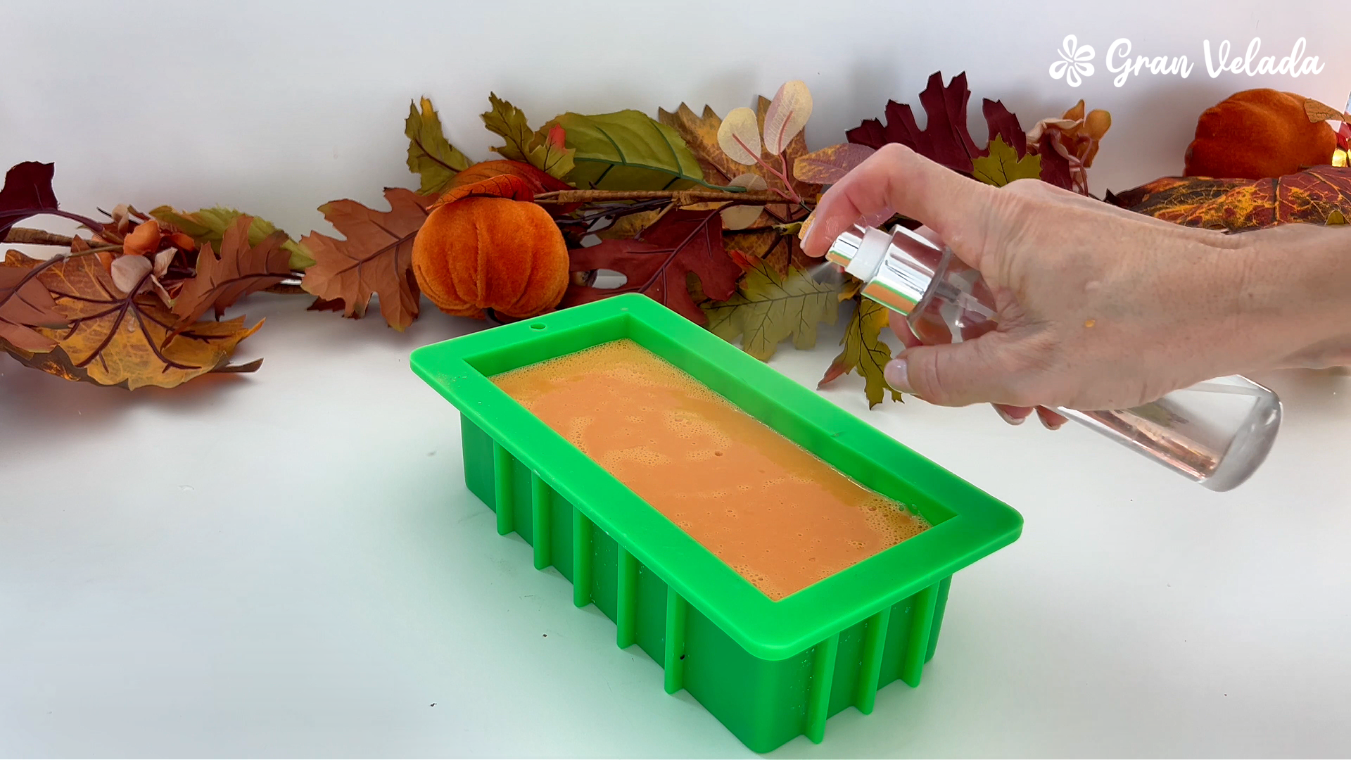 Pulverizando alcohol sobre la superficie naranja del jabón