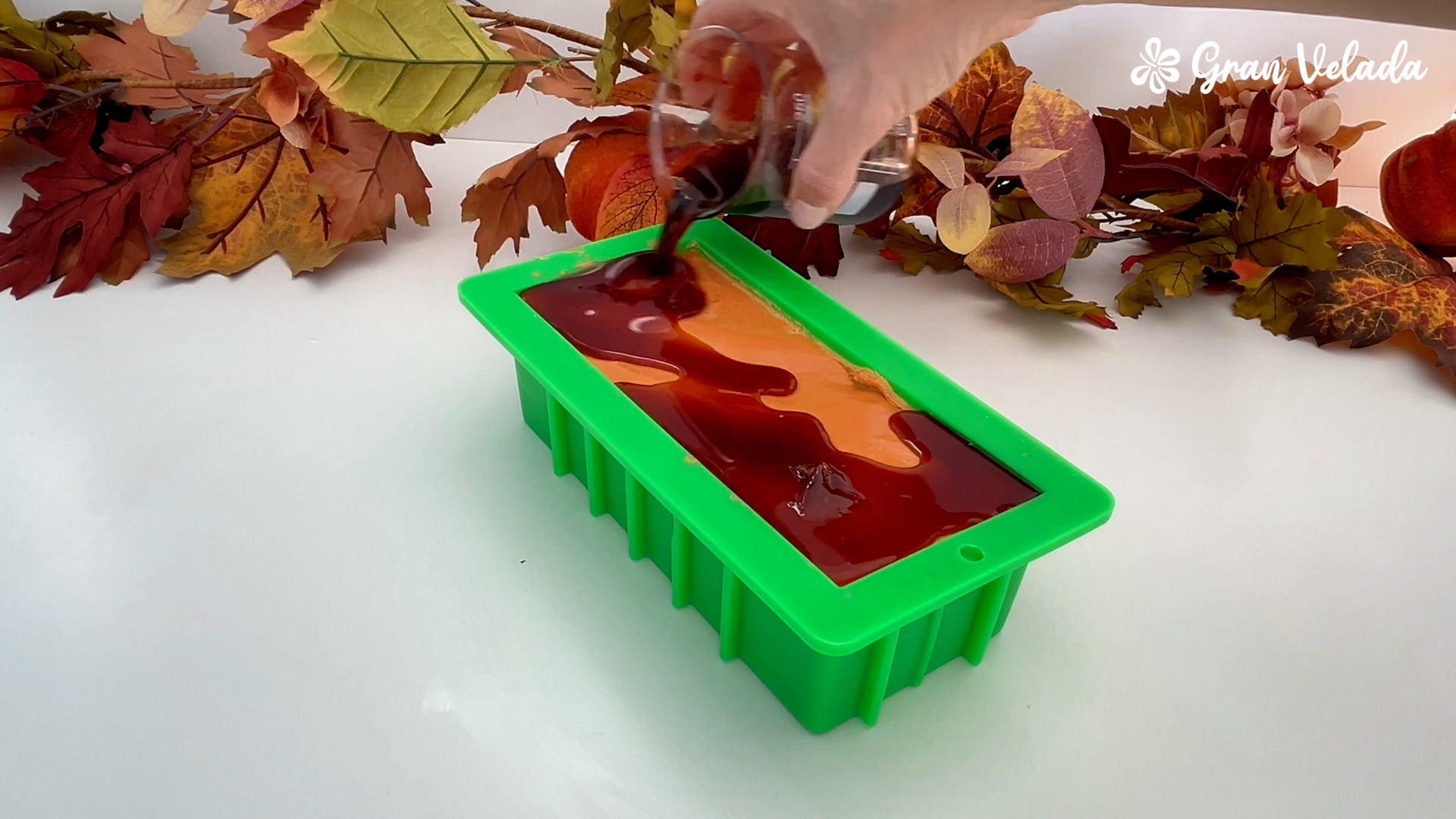 Vertiendo la cobertura marrón caramelo sobre el cuerpo naranja