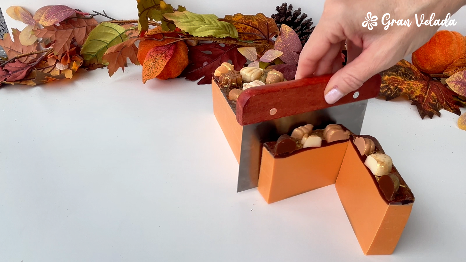 Cortando la barra Pumpkin Spice en pastillas de jabón