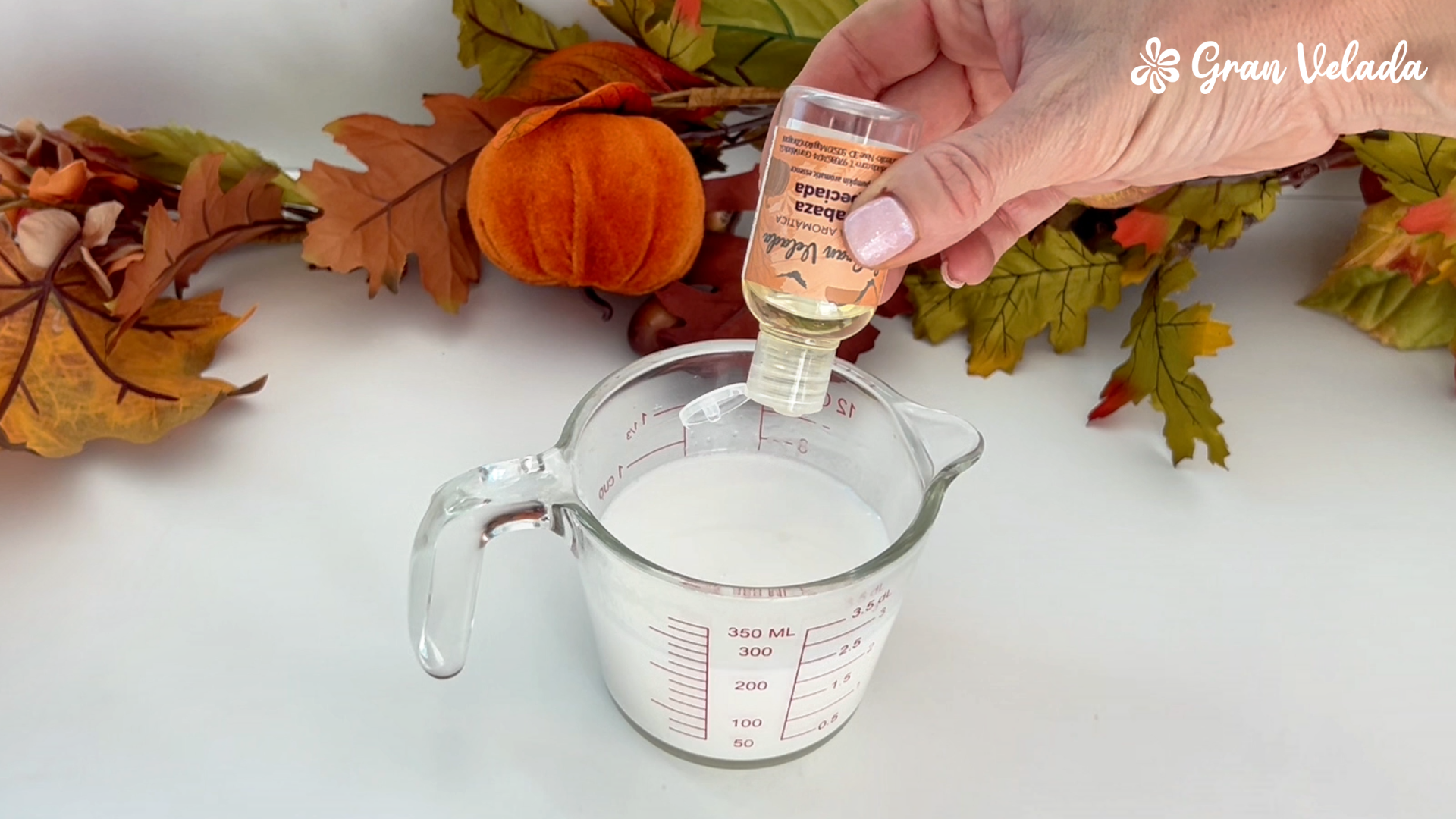 Añadiendo esencia Pumpkin Spice a la base blanca fundida