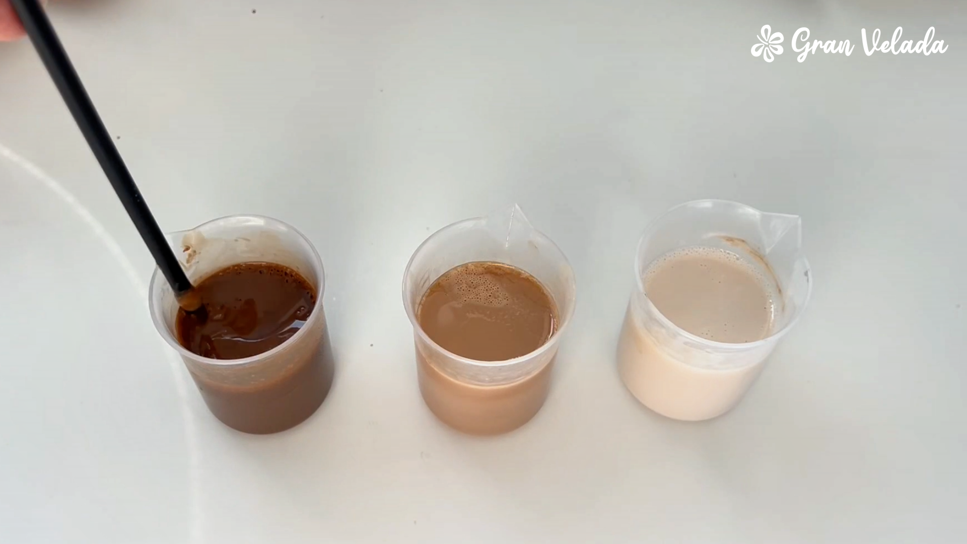 Tres porciones de jabón en distintos tonos marrón caramelo
