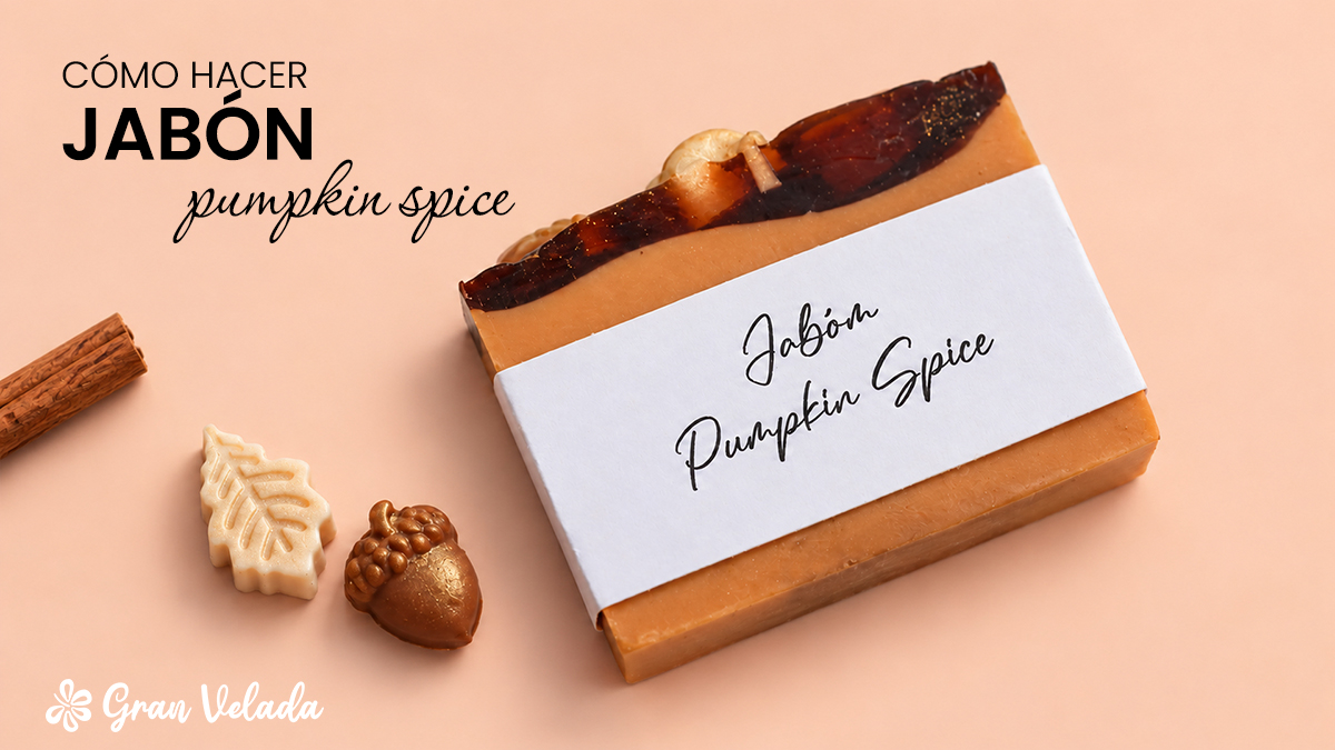 Jabón Pumpkin Spice naranja con cobertura caramelo y pequeñas figuras de otoño