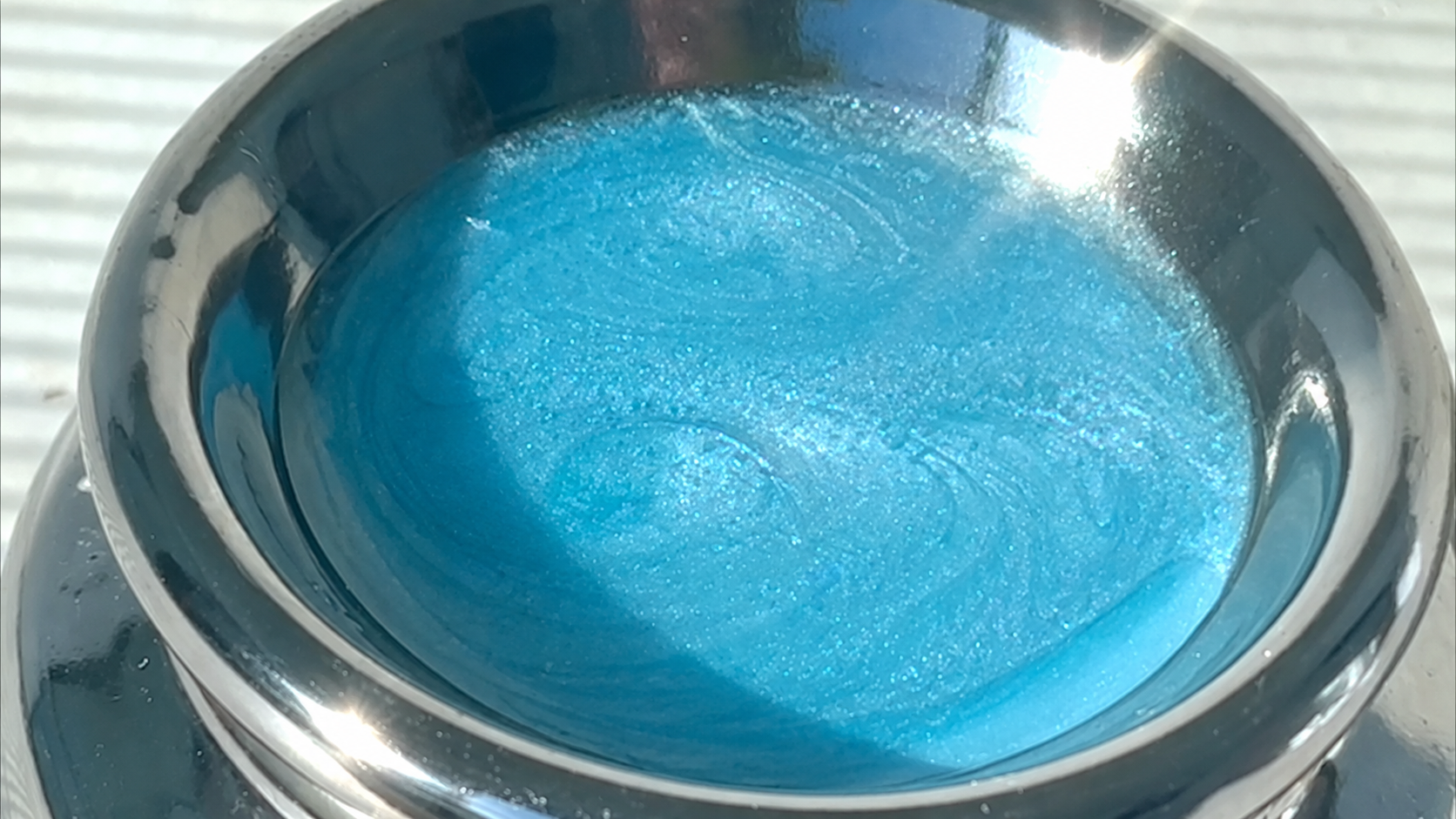 Cera perfumada fundida con brillo de mica en el quemador