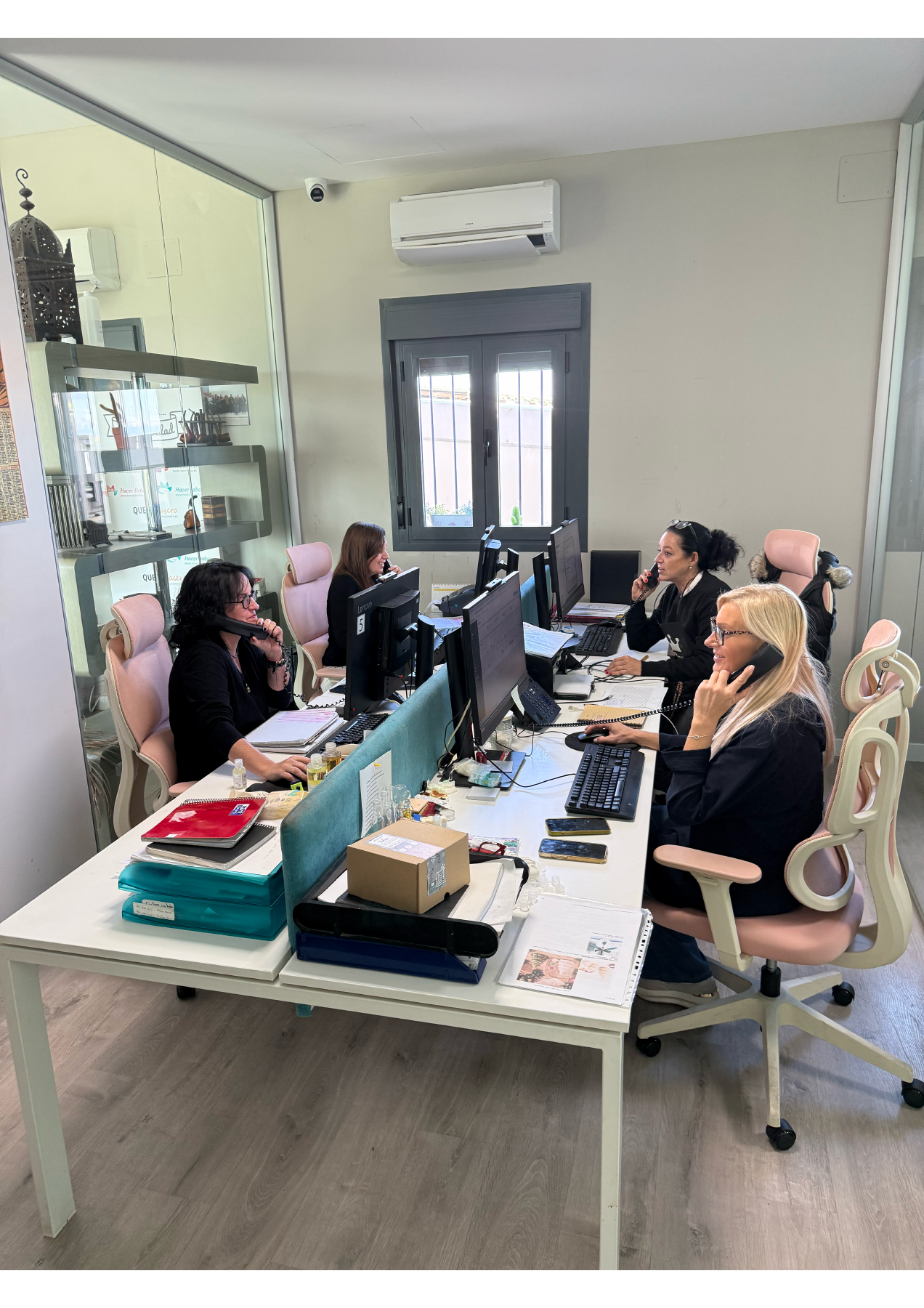 Compañeras de atención al cliente de Gran Velada atendiendo llamadas en la oficina